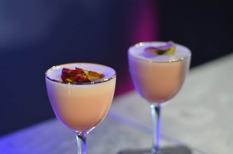 Almond cocktail yang disajikan di gelas tinggi